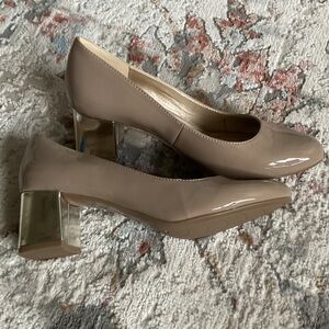 NWOT! Bandolino Taupe and Silver Block Heel Pumps